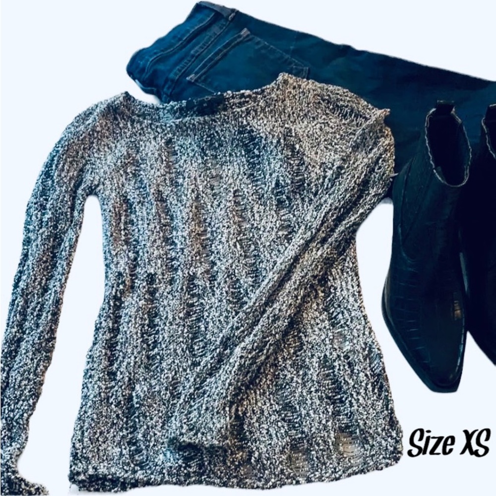 𝐉𝐄𝐒𝐒𝐈𝐂𝐀 𝐒𝐈𝐌𝐏𝐒𝐎𝐍 Blk & Wht Mesh/Slash Design Sweater - Picture 3 of 7